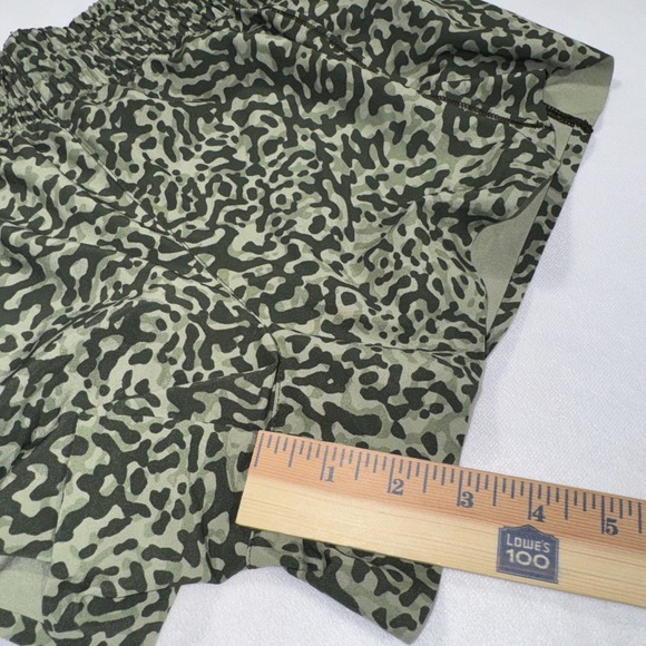 ATHLETA Shorts Women's Size Small Green Forest‎ Camouflage Running Inseam 3" - Picture 5 of 8